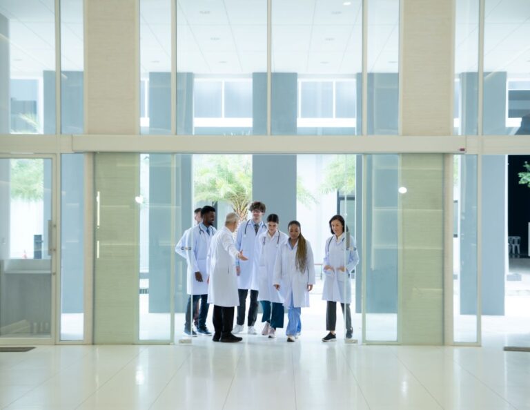 biovigilancia y trazabilidad en tejidos humanosSistema de biovigilancia y trazabilidad en tejidos humanos Notificación de reacciones adversas en injertos óseos y dermis Red de biovigilancia y respuesta clínica en cirugía con tejidos humanos Proceso de trazabilidad y biovigilancia en bancos de tejidos Reglamento SoHO 2024/1938 sobre biovigilancia y calidad de tejidos humanos